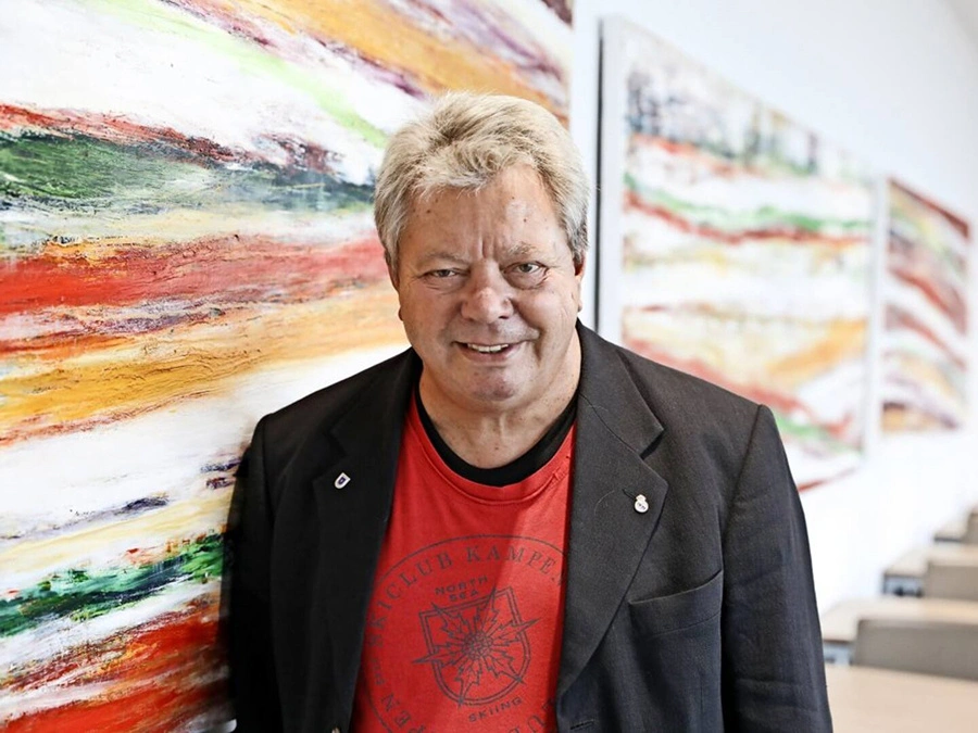 Portrait eines Mannes vor moderner Kunst.