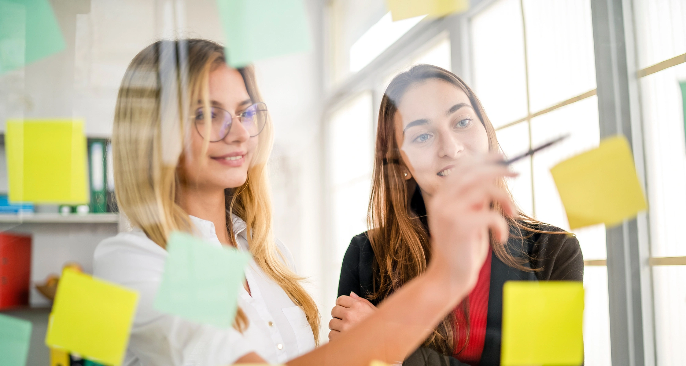 Teamarbeit bei ZAG, innovative Personallösungen, Zusammenarbeit, kreative Ideenaustausch, moderne Arbeitswelt in Deutschland.
