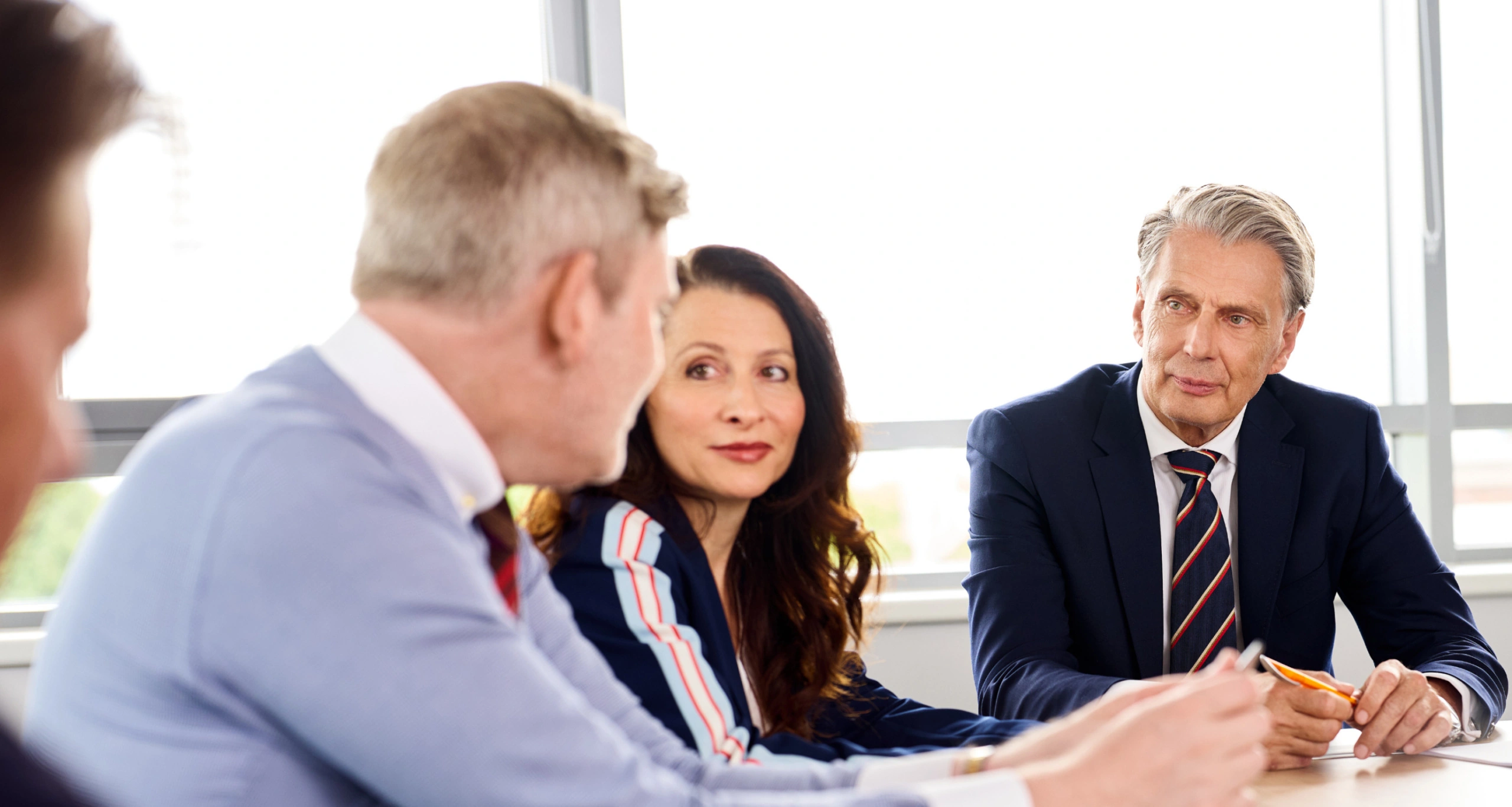 Ansicht eines professionellen Business-Meetings mit Fokus auf offene Kommunikation und Zusammenarbeit.