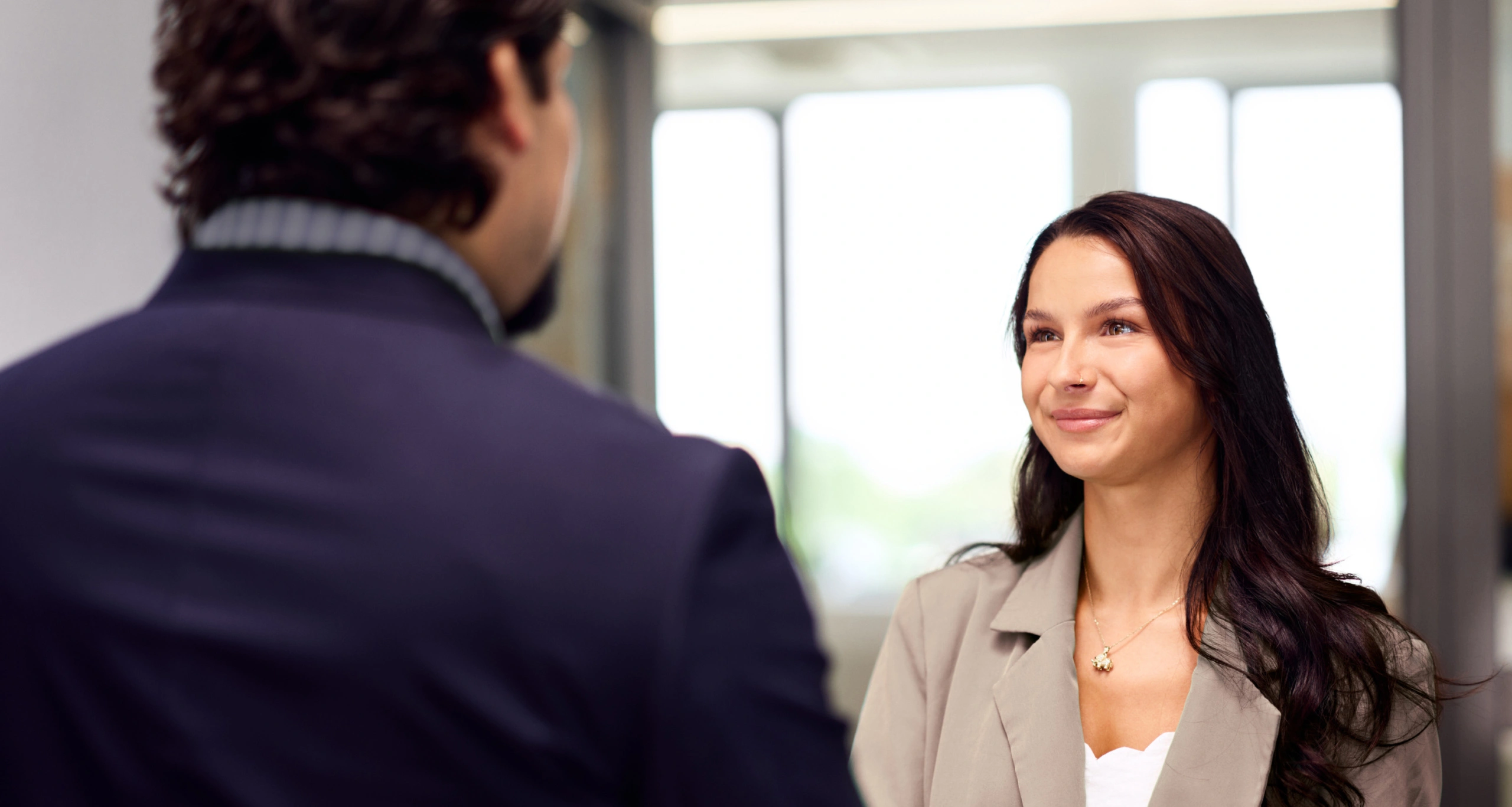 Professionelles Beratungsgespräch in moderner Firmenumgebung.