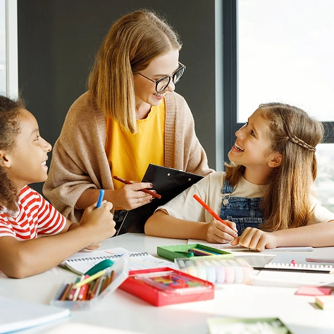 Lernpädagogik, Grundschule, Kinder, Lehrer, Schulbildung, Lernen in der Schule, Kinderförderung, Bildungsförderung, Unterricht, Schulunterricht, kreative Lernmethoden, Schulbegeisterung, Pädagogik, Schulunterricht in Deutschland, Grundschulunterricht, Vorschulbildung, Kinder lernen, pädagogische Betreuung, Klassenraum, Schulaktivitäten, Kinderentwicklung, Schulalltag.