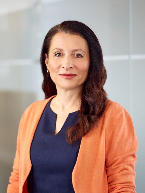 Hochwertiges Business-Portrait einer selbstbewussten Frau in professionellem Outfit, ideal für Firmenwebseiten und Präsentationen bei ZAG.