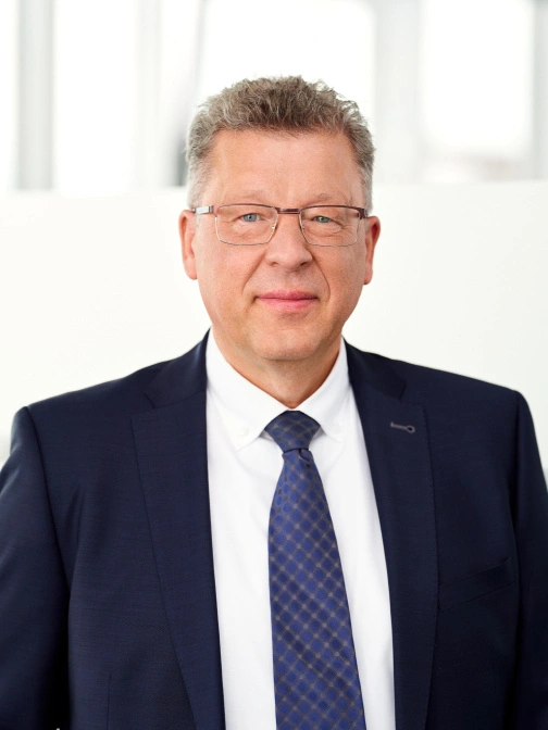 ZAG-Berater in formeller Kleidung, professioneller Mann in Anzug, Büro, Personalvermittlung, Recruiting, HR-Services, Arbeitsrecht, Zeitarbeit, Fachkräfte, Personalmanagement, Karriere, Personalvermittlung.