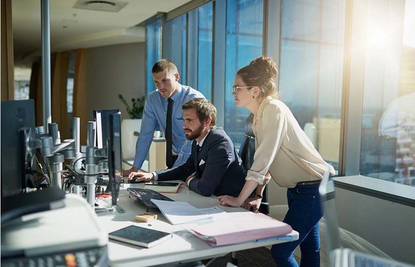 Durchdachte Geschäftsbesprechung im modernen Büro mit Teamarbeit und Innovation, Fokus auf Unternehmenswachstum und Digitalstrategie.