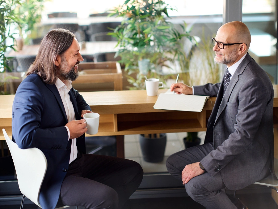 Professionelles Meeting in moderner Büroatmosphäre.