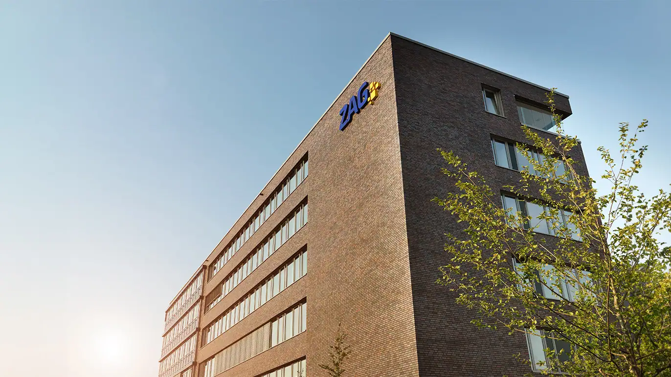 ZAG Firmengebäude in moderner Architektur mit ZAG Logo an der Fassade, Bürokomplex in Berlin, repräsentatives Unternehmensgebäude, Business-Immobilie, Firmenzentrale, Großraumbüro-Design, innovatives Firmenventilation System, nachhaltige Bauweise, Unternehmenssitz, innovatives Firmengelände, Bürogebäude mit moderner Fassade.