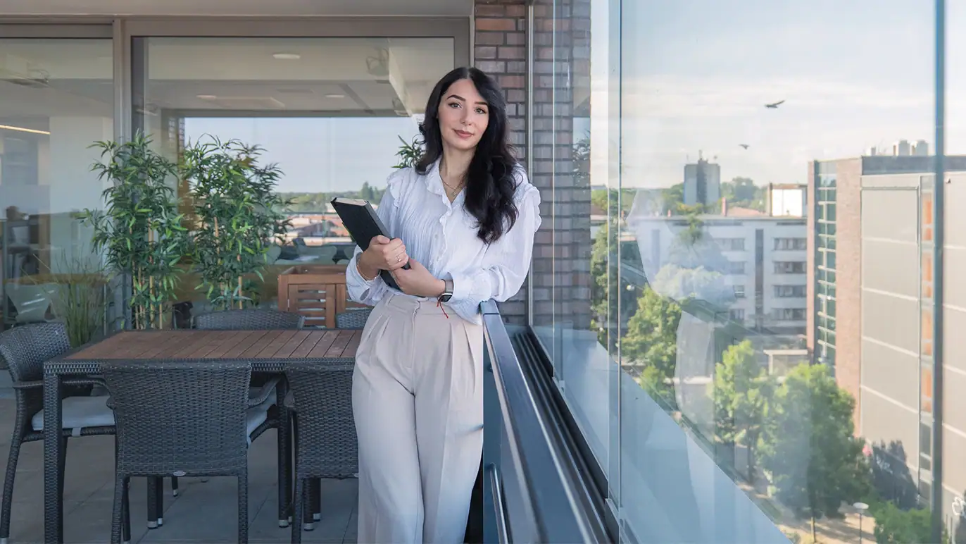 Förderung für Auszubildende und Fachkräfte bei ZAG, moderne Arbeitswelt, Frau im Business-Look mit Tablet, Urbanes Büroambiente, Karrierechancen in der Zeitarbeit, professionelle Unternehmenspräsenz, ZAG Personalservice, Arbeitsmarktentwicklung Deutschland, flexible Personalvermittlung in Berlin.