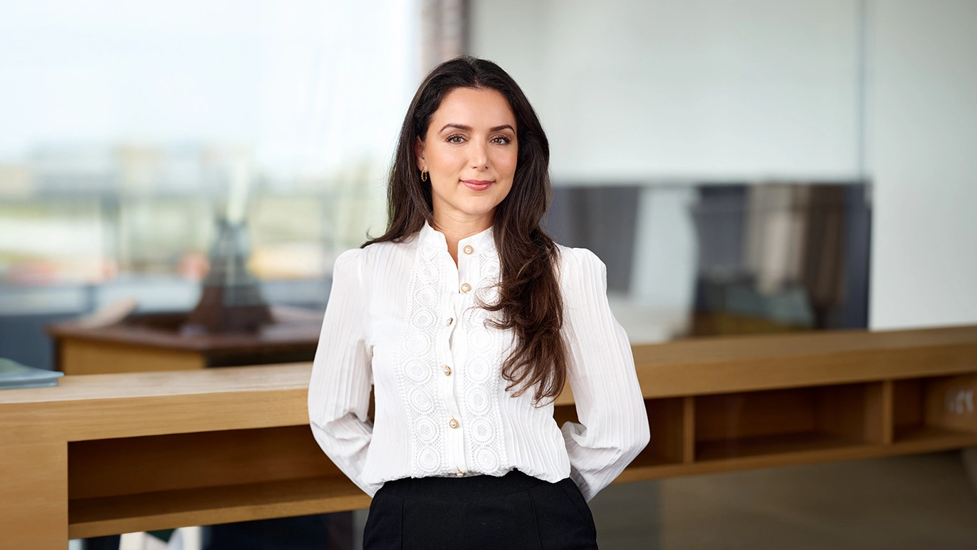 Businessfrau im modernen Büro, ZAG Karriere, Personalvermittlung, professionelle Arbeitskraft, Jobvermittlung in Deutschland, flexible Arbeitsmöglichkeiten, Frauen im Beruf, Personalexperten, Karriereplanung, Bewerbungsgespräch.