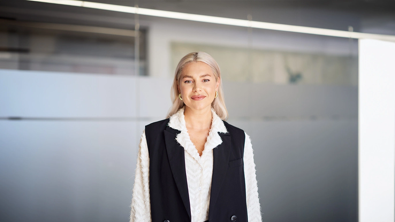 Karriere-Porträt einer professionellen Frau, modernes Business-Outfit, Selbstbewusstes Lächeln, Corporate Bild für ZAG Fachkräftevermittlung, elegante Kleidung, HR-Mitarbeiterin, moderne Arbeitswelt, Person in Business-Umgebung.