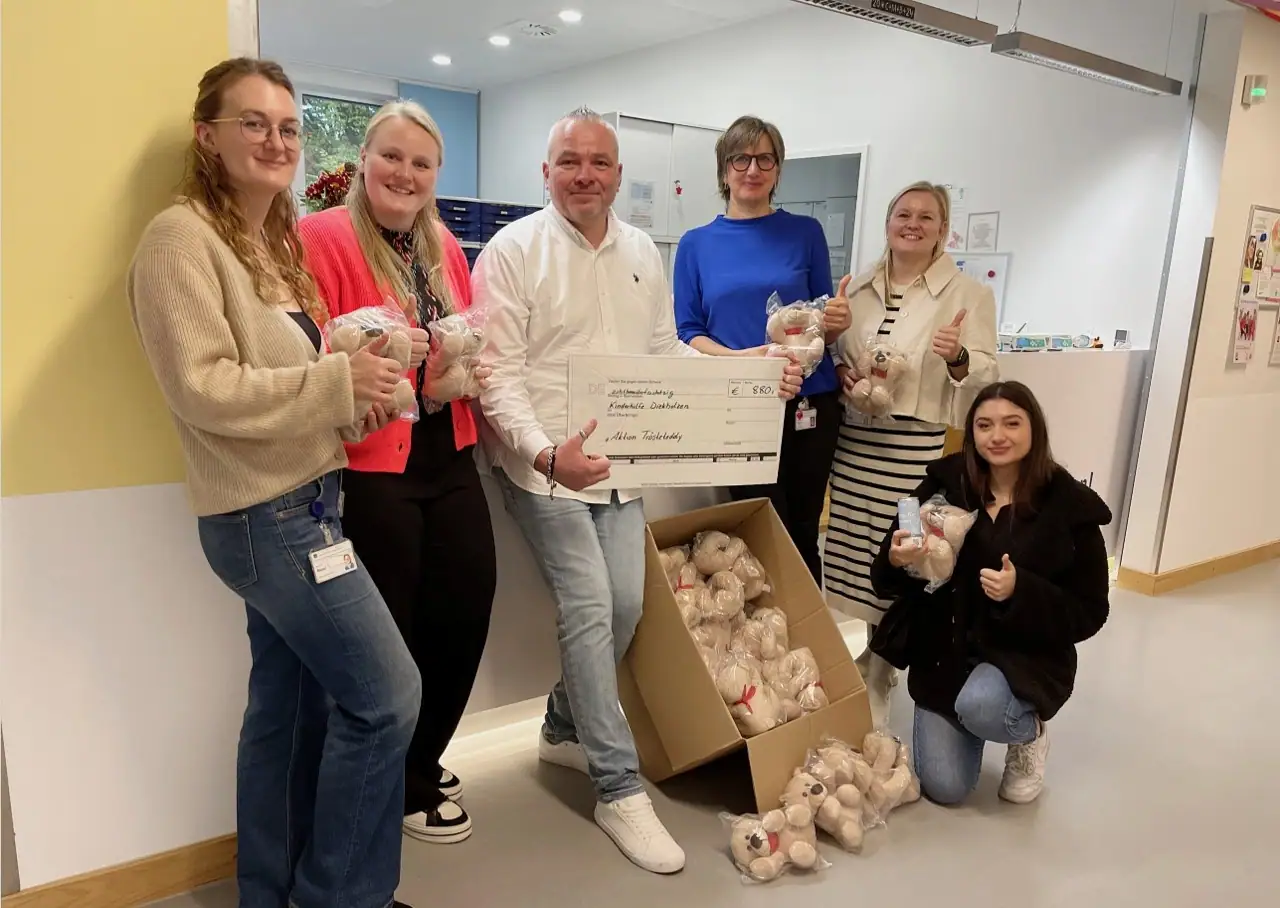 Kuschelige Plüschtiere Spende an die Kinderkrebsstation im Krankenhaus, symbolisch für Fürsorge und Unterstützung. Das Team zeigt Freude und Engagement bei der Aktion zugunsten schwerkranker Kinder.