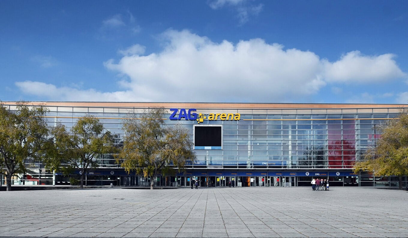 Moderne ZAG Arena in Leipzig mit Glasfassade, großer Außenfläche und Zuschauereingängen, ideal für Sportveranstaltungen und Events in Sachsen.