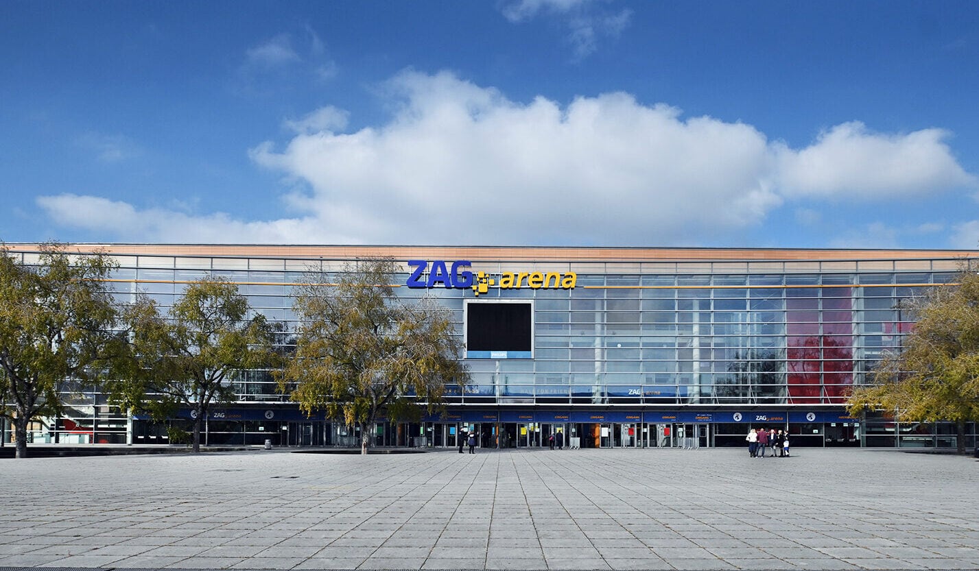 Moderne ZAG Arena in Leipzig mit Glasfassade, großer Außenfläche und Zuschauereingängen, ideal für Sportveranstaltungen und Events in Sachsen.