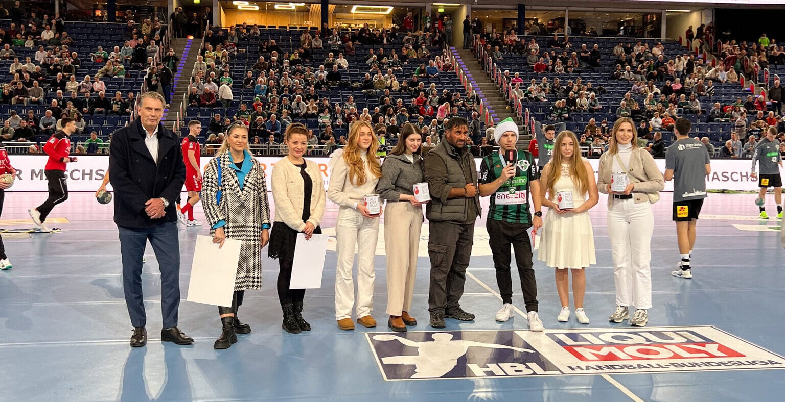 ZAG Handball, Ehrung von Teammitgliedern und Sponsoren während eines Spiels der Handball-Bundesliga in der Merkur Arena. Fans und Spieler feiern den Handballsport bei einem Bundesliga-Spiel, umgeben von einem begeisterten Publikum.