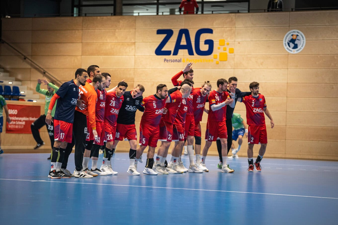 1. Handballmannschaft auf dem Spielfeld während eines Spiels bei ZAG in Deutschland.